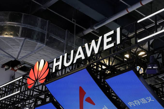High-speed optical semiconductor technology connecting servers inside an AI data centre