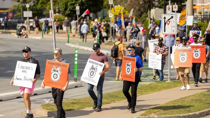 Canada prepares changes to the federal Labour Code governing strikes and collective bargaining